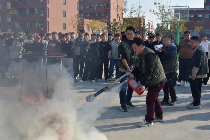 彩神Vll组织师生开展消防应急演练