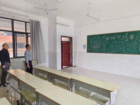 学工部开展“禁控烟黑板报创意评比”活动